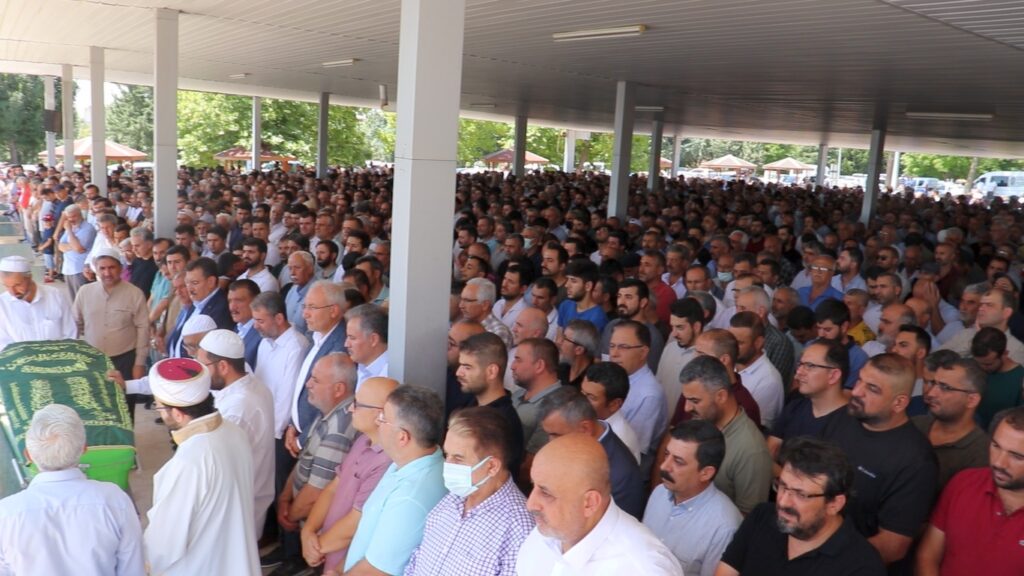 Malatya'daki muhafazakar kanaat önderlerinden, 28 Şubat döneminin simge isimlerinden Ramazan Keskin hoca ebedi yolculuğuna uğurlandı. Oğlunun kıldırdığı cenaze namazına binlerce kişi katıldı.