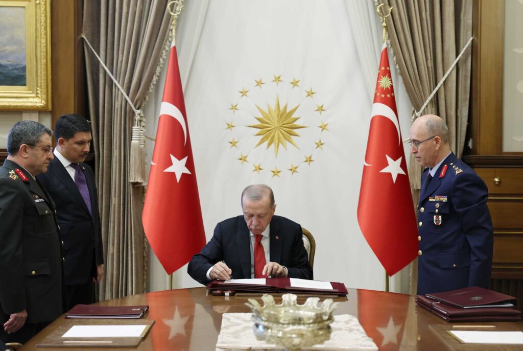 Cumhurbaşkanı Recep Tayyip Erdoğan başkanlığındaki Yüksek Askerî Şûra (YAŞ) Toplantısı sonrası alınan kararlar kamuoyu ile paylaşıldı.  