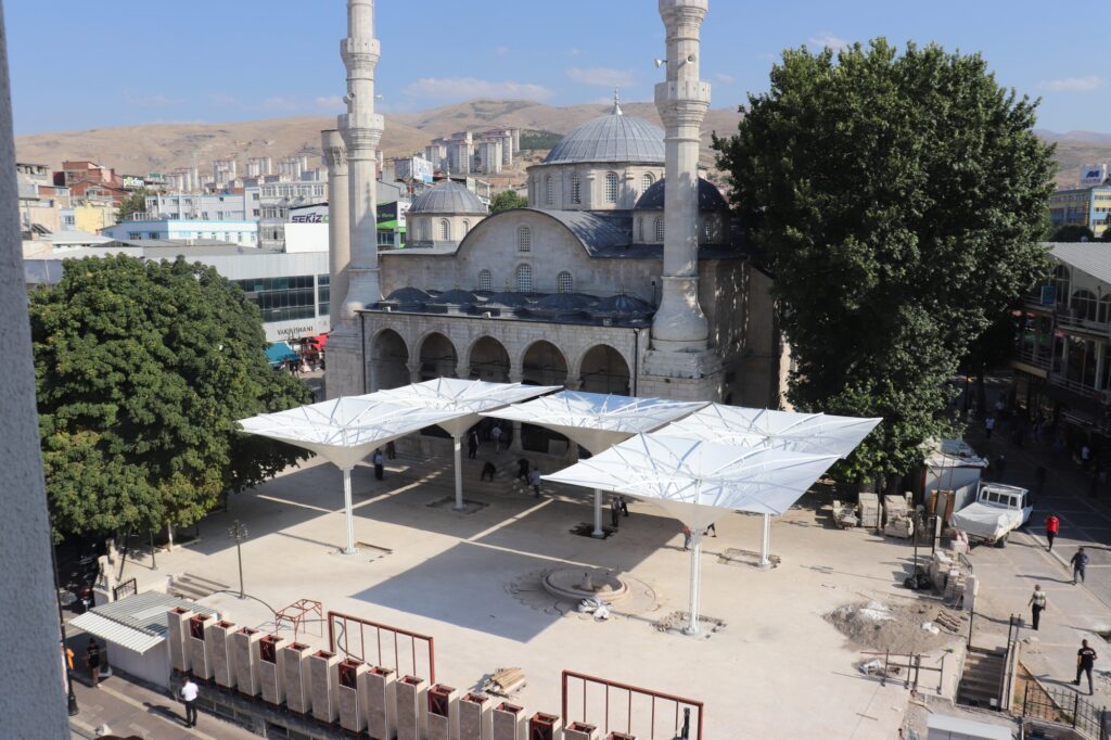 24 Ocak 2020'de Sivrice merkezli Elazığ- Malatya depreminde büyük hasar gören ve yaklaşık 2 yıl onarım- restorasyon çalışmaları yapılan, yerli halk arasında 'Teze Cami' olarak da adlandırılan Yeni Cami'ye, bu kapsamda yapılan, caminin 'tarihi yapı' görüntüsünü bozan imalatlara, kuzey tarafına inşa edilen 'abdest duvarı'nın ardından, avluya yerleştirilen dev şemsiyeler eklendi. Şemsiyeler, tarihi caminin özgün yapısını ve görünümünü tamamen bozdu.
