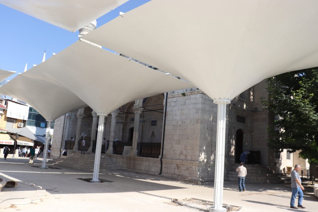 24 Ocak 2020'de Sivrice merkezli Elazığ- Malatya depreminde büyük hasar gören ve yaklaşık 2 yıl onarım- restorasyon çalışmaları yapılan, yerli halk arasında 'Teze Cami' olarak da adlandırılan Yeni Cami'ye, bu kapsamda yapılan, caminin 'tarihi yapı' görüntüsünü bozan imalatlara, kuzey tarafına inşa edilen 'abdest duvarı'nın ardından, avluya yerleştirilen dev şemsiyeler eklendi. Şemsiyeler, tarihi caminin özgün yapısını ve görünümünü tamamen bozdu.