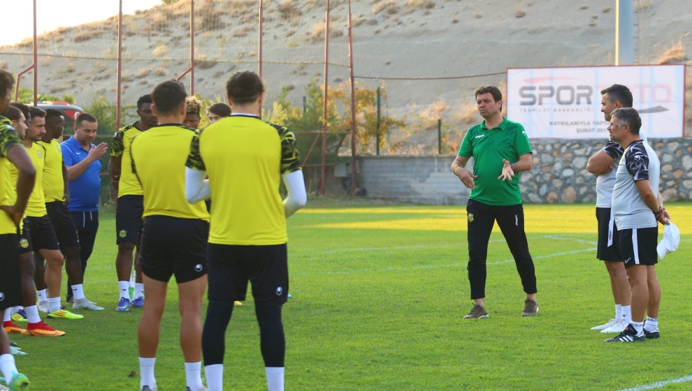 Yeni Malatyaspor teknik direktörü Cihat Arslan, takımı için “Bazen iddialı gibi geliyor ama bu takım ilk 7'ye girerse şaşırmam. Bu enteresan geliyor insanlara” dedi.