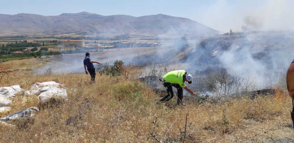 Malatya’nın Doğanşehir ilçesinde anız yangınının söndürülmesi çalışmalarına polis ekipleri de müdahale ederek destek verdi.