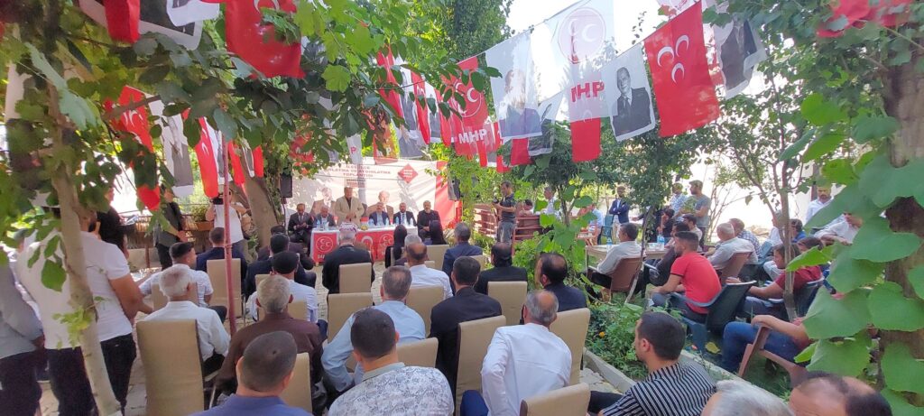 Milliyetçi Hareket Partisi (MHP) Malatya Milletvekili Mehmet Fendoğlu, Adım Adım 2023, İlçe İlçe Anlatma ve Aydınlatma programı kapsamında Hakkari’de düzenlenen program ve etkinliklere katıldı. Toplantılarda Hakkarililerin MHP’ye karşı olan ilgisinin arttığı görüldü.