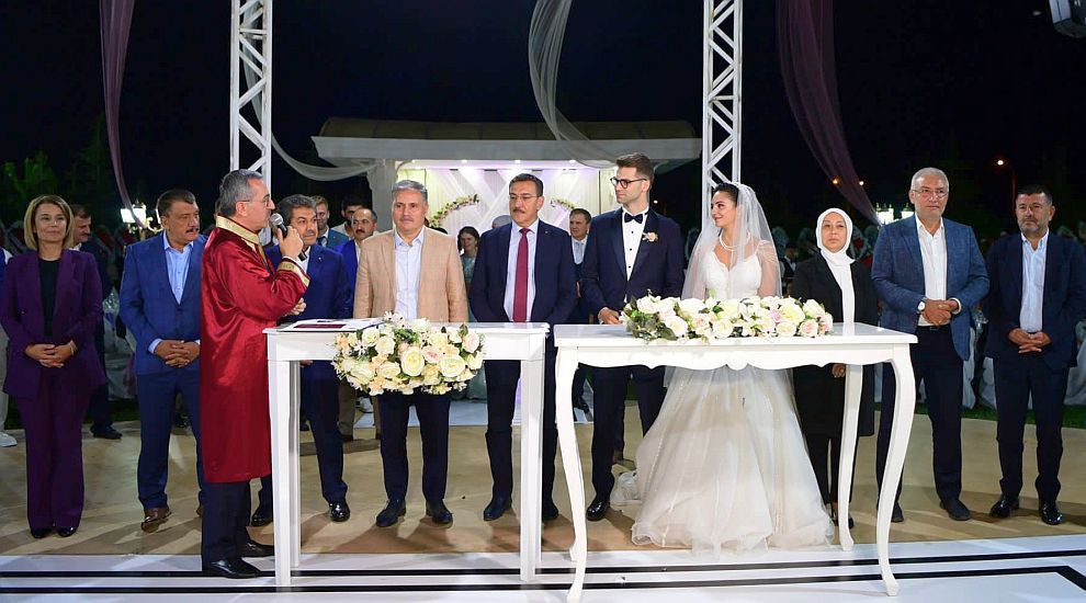 Malatya Valisi Hulusi Şahin'in kızı Şebnem Şahin ile Ekonomi- Dış Politika Uzmanı Emre Kürşat Kaya'nın düğün törenleri Kahramanmaraş'ın Afşin ilçesinde yapıldı.