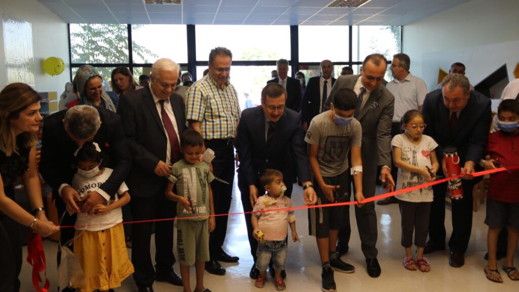 İnönü Üniversitesi Turgut Özal Tıp Merkezinin Karaciğer Nakli Enstitüsü içerisinde bilimsel toplantı salonu ile çocuk servisi için oyun parkı yapıldı.