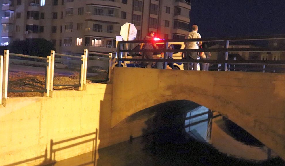 Malatya'da gece yarısından sonra Kuyuönü'ndeki derenin üstündeki köprüden genç bir kadının suya atlayarak intihar edeceğinin bildirildiği devriye polis ekibi, genç kadını engelledi.