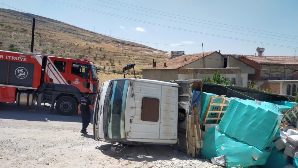 Malatya’da inşaata mermer taşıyan bir kamyon dikkatsizlik sonucu sokak ortasında yan yattı.