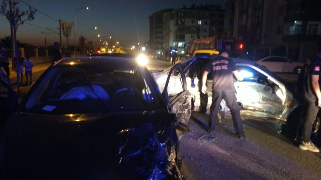 Malatya’da iki otomobilin çarpışması sonucunda 3 kişi yaralandı.