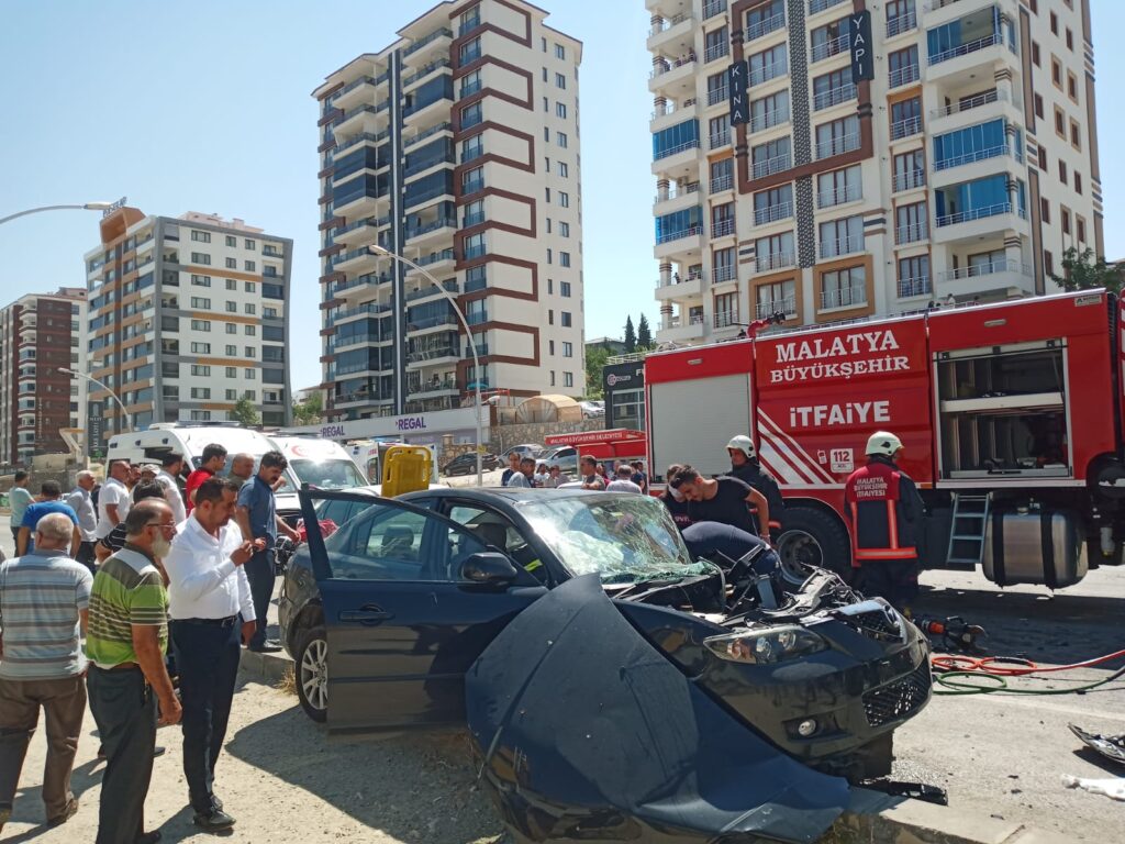 Malatya’da 4 aracın çarpışması sonucu meydana gelen feci kazada toplam 9 kişi yaralandı.