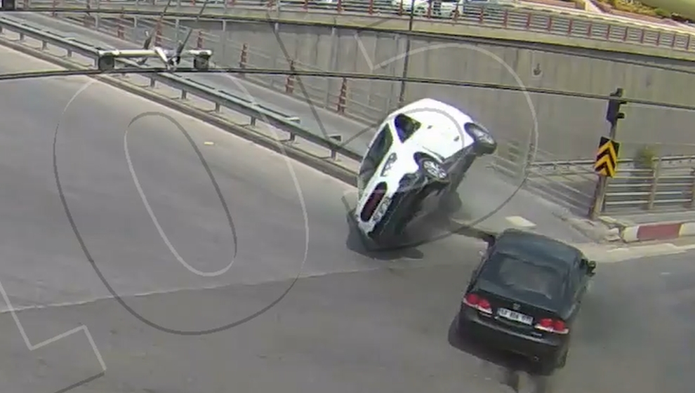 Malatya’da 4 ayrı trafik kazası   Emniyet kameralarınca saniye saniye kaydedildi.