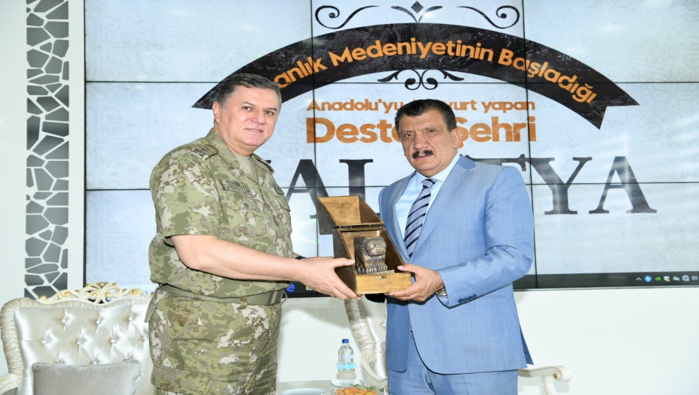 Barış Kalkanı Harekat Bölgesi Komutanlığına atanan 2. Ordu Kurmay Başkanı ve Malatya Garnizon Komutanı Tümgeneral Selami Arslan veda ziyaretlerine başladı.
