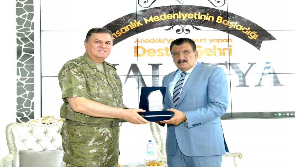 Barış Kalkanı Harekat Bölgesi Komutanlığına atanan 2. Ordu Kurmay Başkanı ve Malatya Garnizon Komutanı Tümgeneral Selami Arslan veda ziyaretlerine başladı.