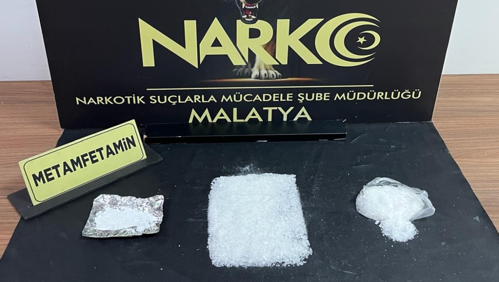Malatya il merkezinde K.B. adlı şüphelinin  üzerinden 3 parça halinde kısaca “MET” olarak adlandırılan toplamda 148.36 gram Metamfetamin ele geçirildi.