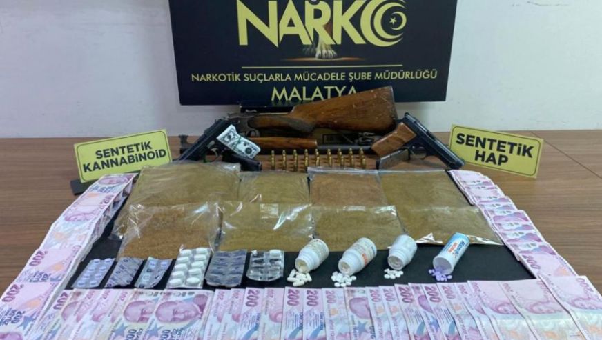 Malatya’da İl Emniyet Müdürlüğü Narkotik Suçlarla Mücadele Şubesi ekipleri tarafından uyuşturucu ticareti yapan şahıslara yönelik gerçekleştirilen operasyonda uyuşturucu ve silah ele geçirilirken, gözaltına alınan 3 şüpheli mahkemece tutuklandı.