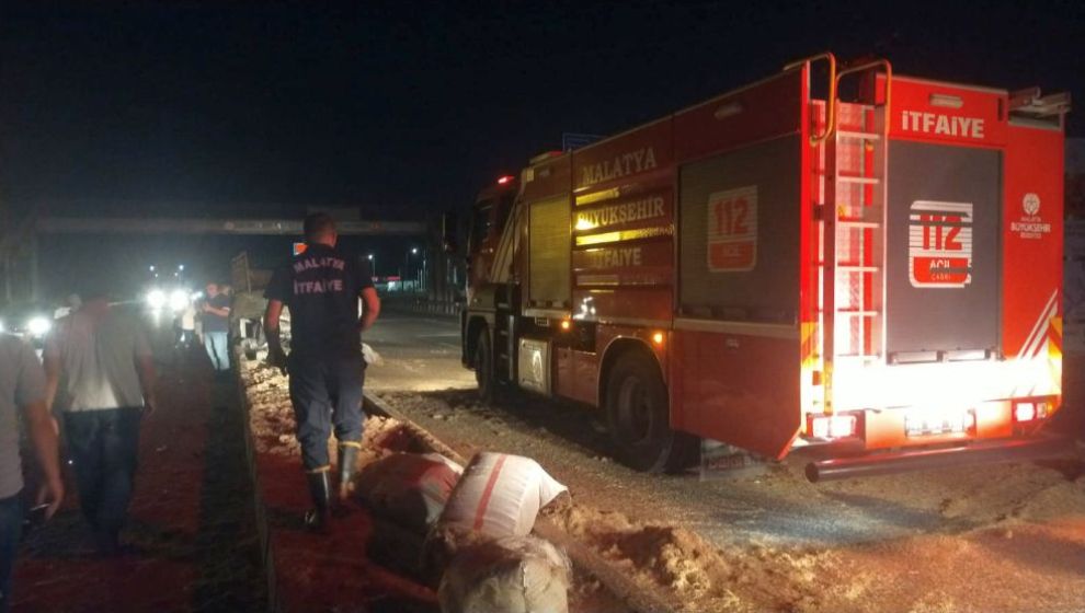 Malatya- Kayseri karayolu Görgü (Cafana) Mahallesi yol ayrımında pikap ile otomobilin  çarpışması sonucu meydana gelen trafik kazasında 4 kişi yaralandı.