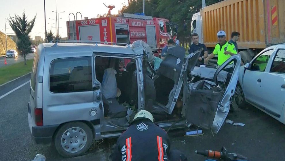 Malatya- Elazığ karayolu Bölge Trafik Şube Müdürlüğü civarında üç aracın karıştığı trafik kazasında 4 kişi yaralandı.
