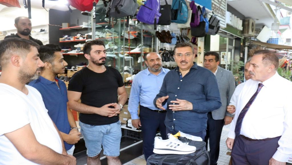 AK Parti MKYK Üyesi ve Malatya Milletvekili Bülent Tüfenkci, Fuzuli Caddesi esnaflarını ziyaret ederek, sorun ve talepleri dinledi.