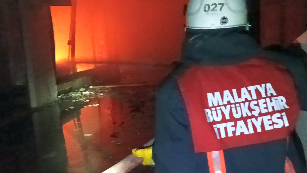 Malatya’da gece yarısı bir iş merkezinde çıkan yangın itfaiye ve polis ekiplerini alarma geçirdi. İş merkezindeki 2 dükkanın zarar gördüğü yangında şan eseri yaralan olmadı.
