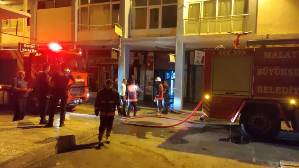 Malatya’da gece yarısı bir iş merkezinde çıkan yangın itfaiye ve polis ekiplerini alarma geçirdi. İş merkezindeki 2 dükkanın zarar gördüğü yangında şan eseri yaralan olmadı.