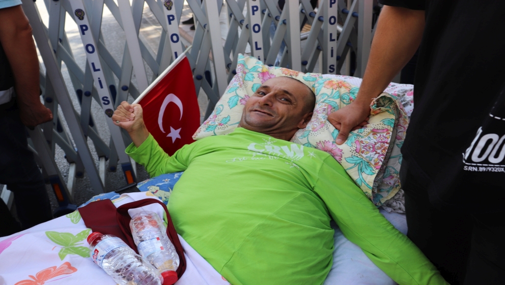 Malatya’da doğuştan engelli olan ve ancak el arabası üzerinde yatağı ile dışarı çıkartılabilen 38 yaşındaki Ahmet Barut, 30 Ağustos Zafer Bayramının 100. Yıldönümü coşkusunu birlikte yaşadı.