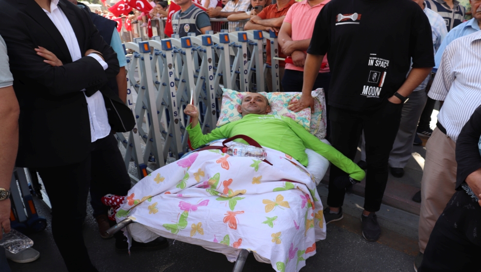 Malatya’da doğuştan engelli olan ve ancak el arabası üzerinde yatağı ile dışarı çıkartılabilen 38 yaşındaki Ahmet Barut, 30 Ağustos Zafer Bayramının 100. Yıldönümü coşkusunu birlikte yaşadı.