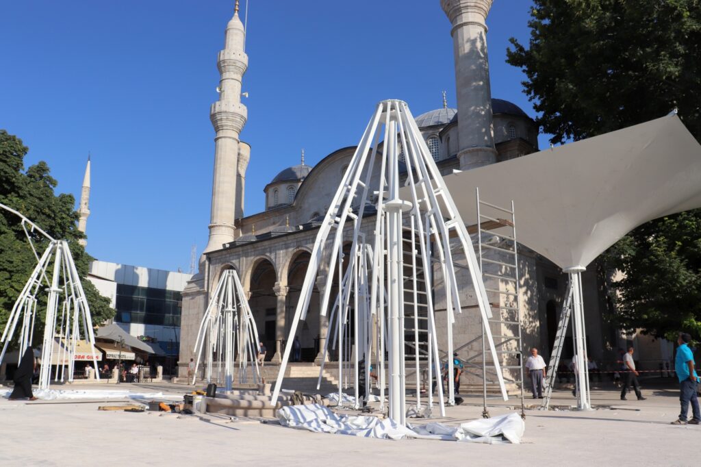 24 Ocak 2020'deki Elazığ- Malatya depreminde ciddi hasar gören, ana yapısının restorasyon ve onarım çalışmaları tamamlanan Yeni Cami'nin (Teze Cami), avlusunun etrafına yapılan ve adeta duvar gibi, caminin görünümünü büyük ölçüde engelleyen abdest alma yerlerinin kaldırılması beklenirken, avlunun ortasına şemsiye ve şemsiye kazıkları yerleştirildi.