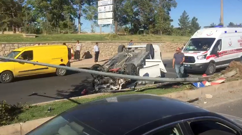 Ters dönen otomobilden 2 yaralı çıktı