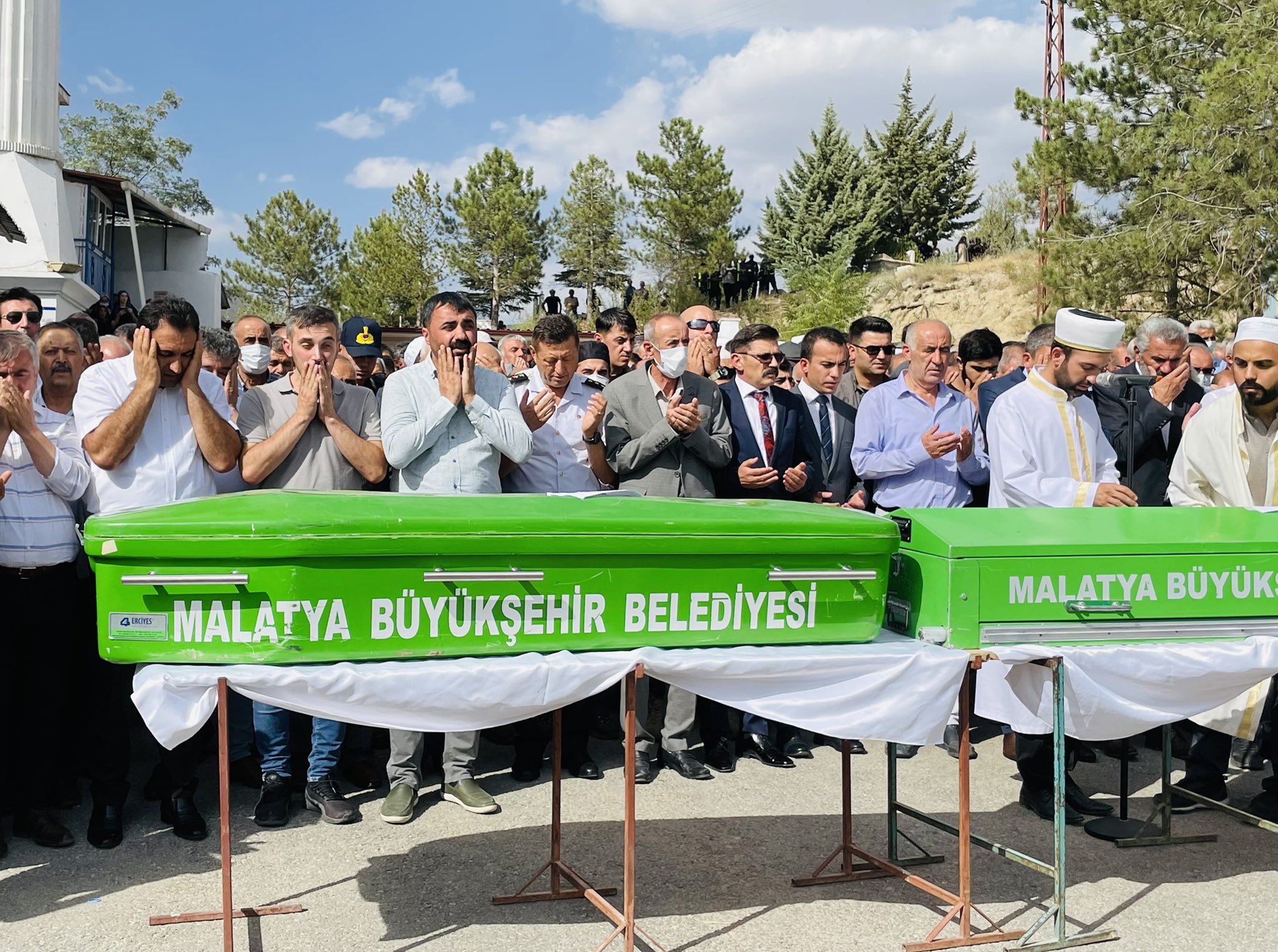 Sivas-Malatya Karayolu üzerinde meydana gelen ve Bursa’daki kına düğününden Hekimhan’a dönmekte olan minibüsün ile kamyonun çarpışması sonucu meydana gelen trafik kazasında ölen 7 kişi Hekimhan’da toprağa verildi.