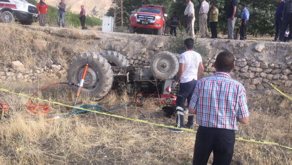 Malatya’da Akçadağ ve Darende ilçelerinde iki ayrı traktör kazasında 2 kişi hayatını kaybetti.