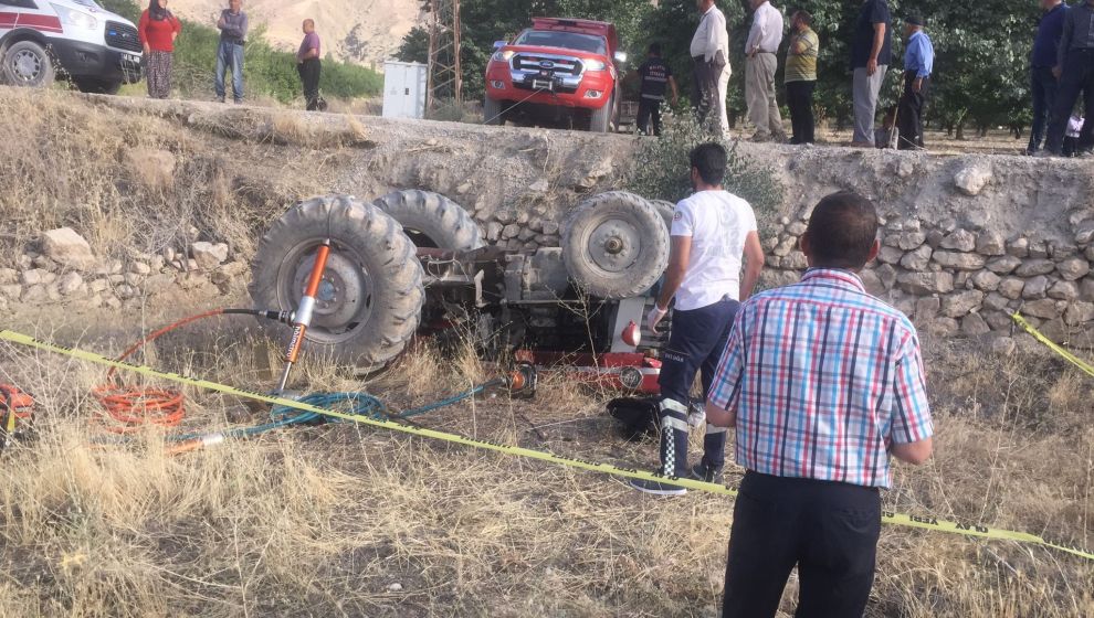Traktör kazalarında 2 kişi öldü