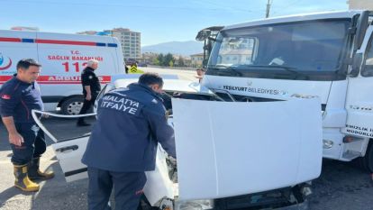 Otomobil, otobüs ve çöp kamyonuna çarptı: 2 yaralı
