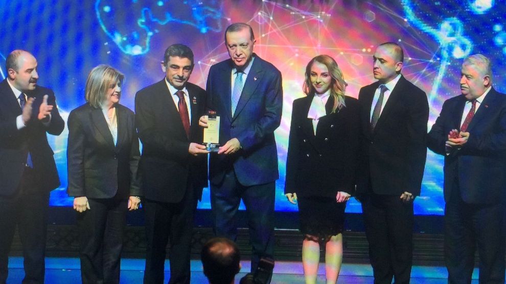 Prof. Dr. Hüseyin Bereketoğlu ödülünü aldı