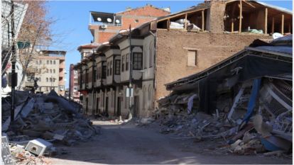 3 yıllık binaların yıkıldığı Malatya'da 120 yıllık tarihi kerpiç evler ayakta kaldı!.. 