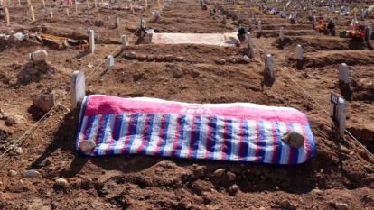 Depremler sonrasında Malatya Şehir Mezarlığında yürek burkan mezar detaylar... (VİDEO)