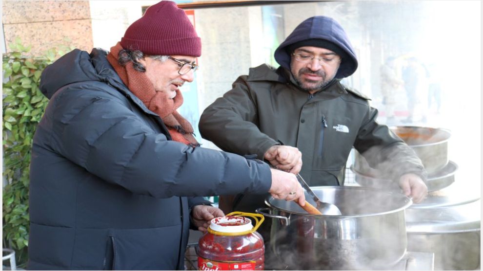 Malatyalı 2 profesör depremzedeler için gelerek, sıcak çorba yapıp, yemek dağıtıyorlar