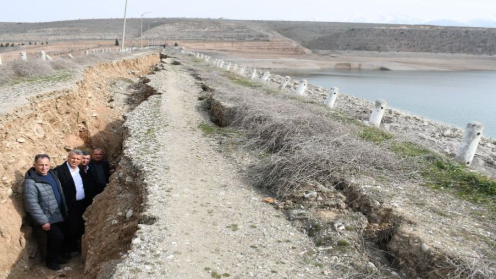 Sultansuyu Barajı Gövdesinde adam boyu dev yarık