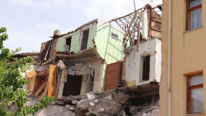 Malatya'da 4 katlı bina çöktü
