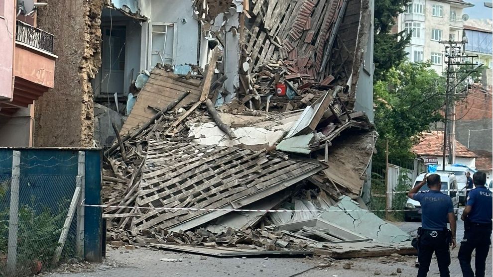 2 katlı kerpiç ev yola yıkıldı