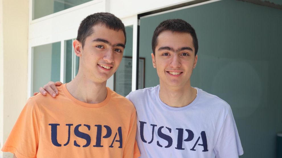 Malatya'da ikizler aynı okulda sınava girdi