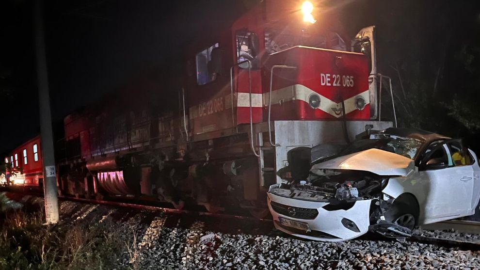 Trenin çarptığı otomobilin sürücüsü öldü