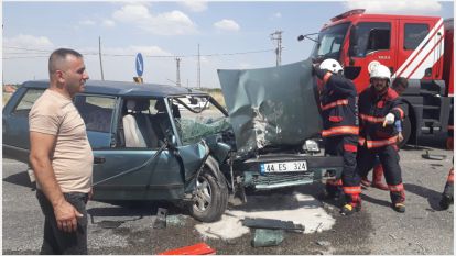 Malatya'da arkadan çarpan otomobil kazasında 3 kişi yaralandı