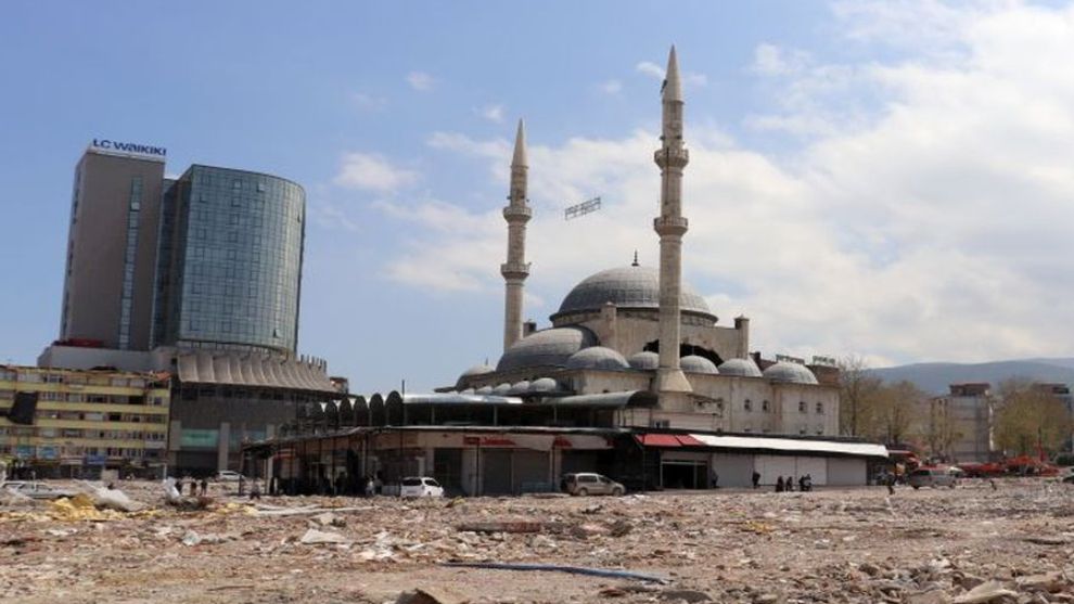 Söğütlü Camii'de yıkılıyor