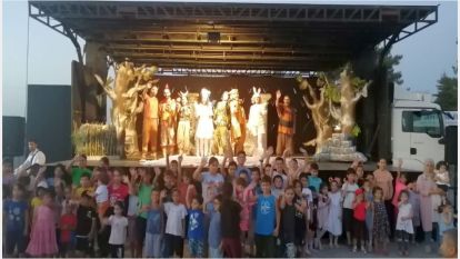 Malatya'da depremzede çocuklara yürüyen sahnede tiyatro