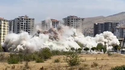 Malatya'da ağır hasarlı 12 katlı binalar böyle yıkıldı