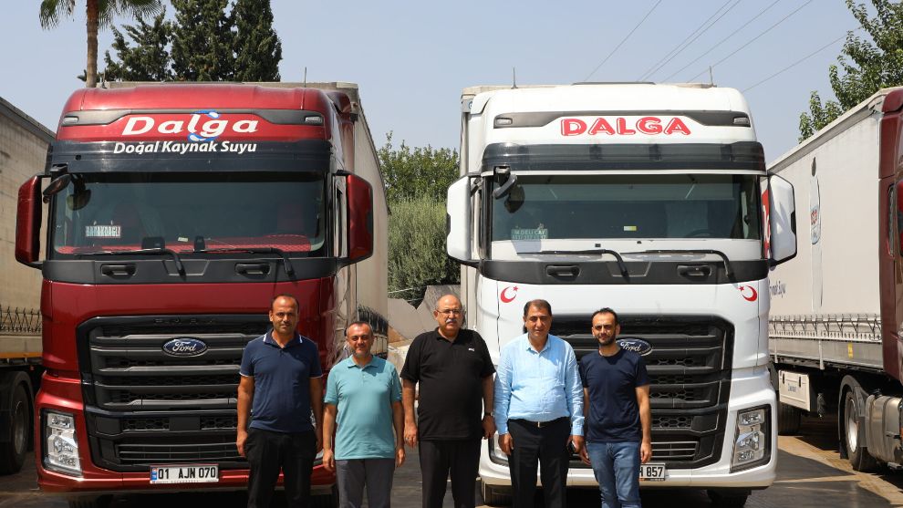 Adana’daki  hayırsever iş insanları Meşe ve Başak’tan depremzedelere içme suyu yardımı