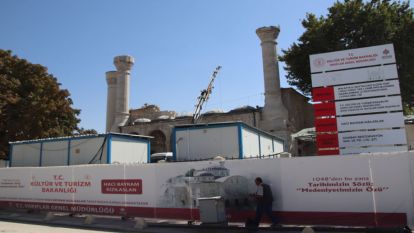 Şehrin göbeğine attıkları "sağlam kazıkları" kaldırmışlar, Yeni Camii'de restorasyon başlatıldı
