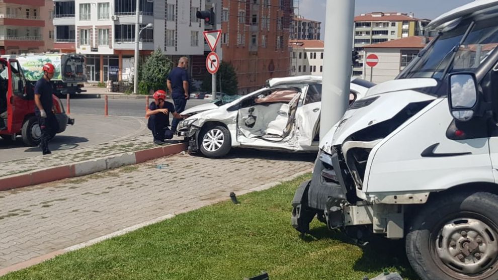 Malatya'da Otomobil ile Minibüs Çarpıştı, 2 Yaralı