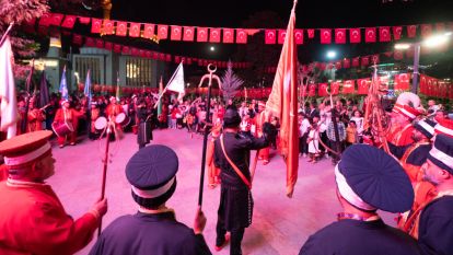 Cumhuriyet törenlerine katılmayan belediye başkanları hangi milletin torunu?