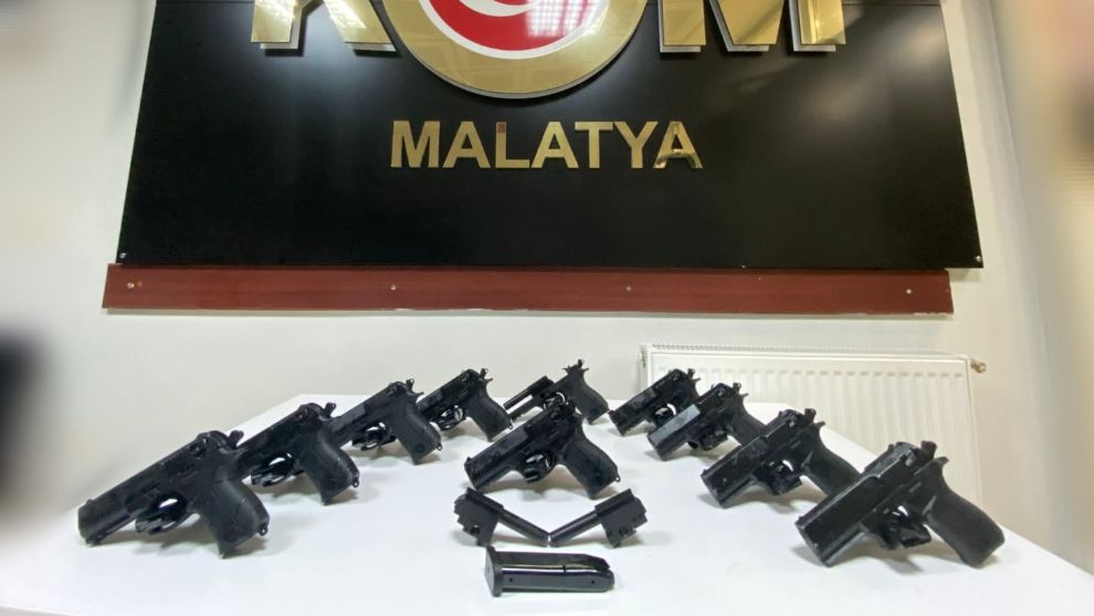 Malatya'ya 10 tabancayı satmaya gelen 2 kişi suçüstü yakalandı