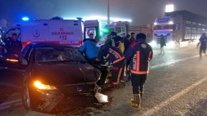2 otomobilin çarpıştığı kazada 1 kişi öldü, 5 kişi yaralandı